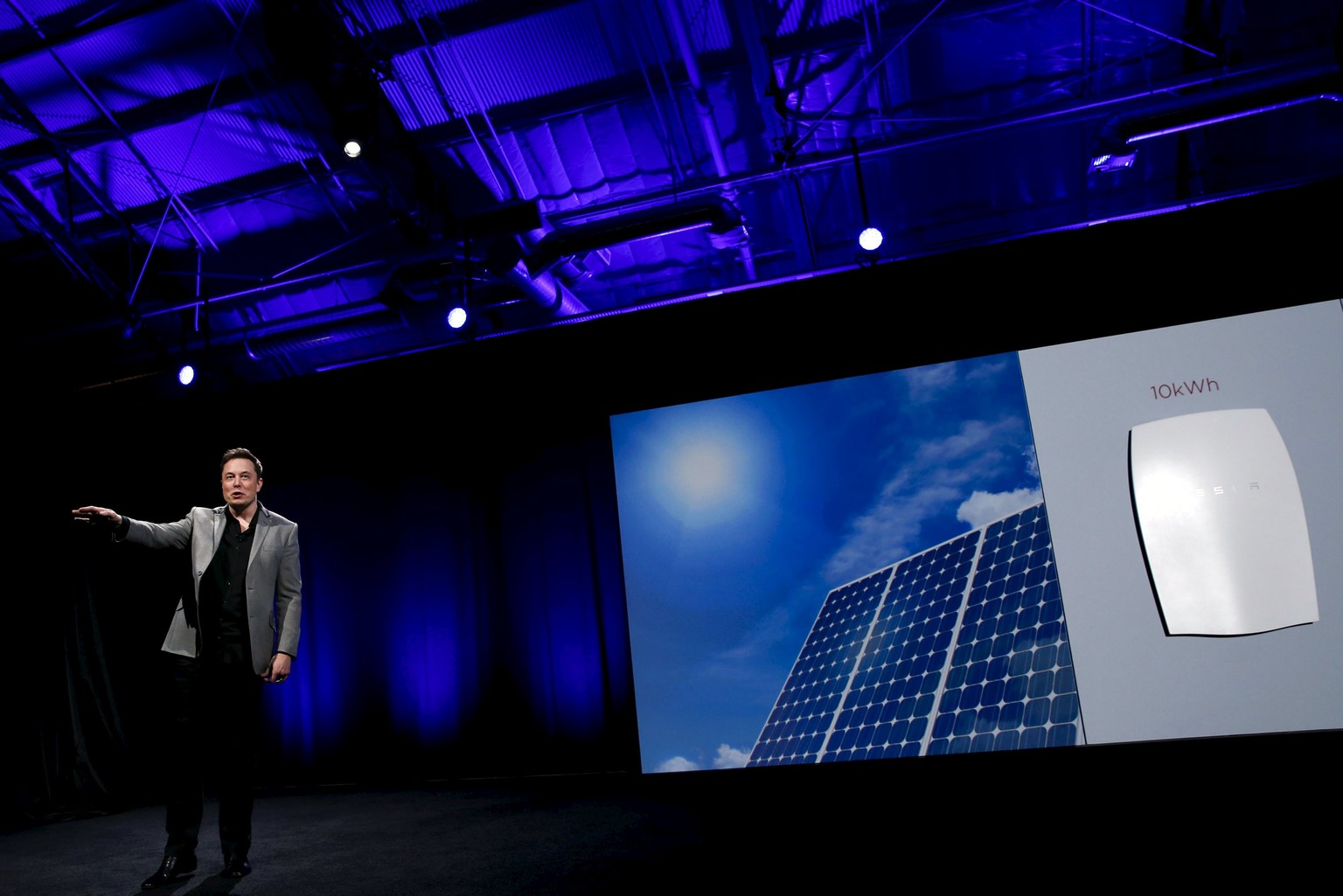 Tesla-Chef Elon Musk, rechts im Bild ist die Powerwall zu sehen.