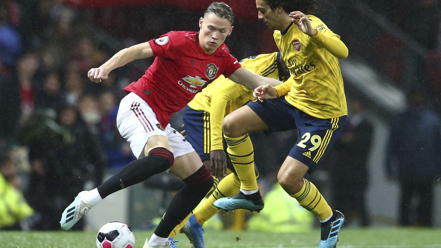 Manchester United&#039;s Scott McTominay, left, vies for the ball with Arsenal&#039;s Matteo Guendouzi during the English Premier League soccer match between Manchester United and Arsenal at Old Traff ...