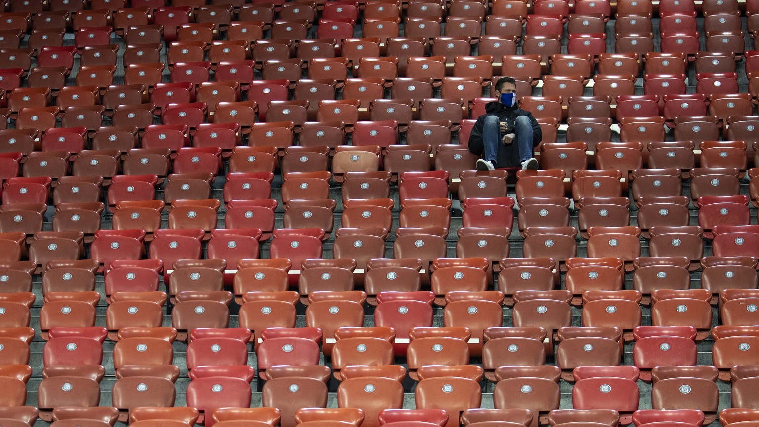 Ein Zuschauer sitzt auf der Tribuene waehrend dem Super League Spiel zwischen dem FC Zuerich und dem FC Luzern, am Samstag, 7. November 2020 im Stadion Letzigrund in Zuerich. (KEYSTONE/Alexandra Wey)