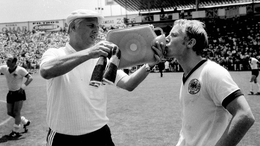 WM 1970: Viertelfinale: Deutschland - England 3:2 n.V./14.06.1970 in Leon. Co-Trainer Jupp Derwall und Berti Vogts in der Verlängerungspause. HM

World Cup 1970 Quarter-finals Germany England 3 2 n v  ...