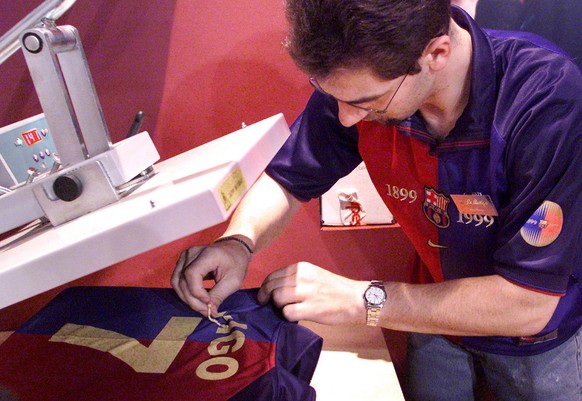 Luís Figos Wechsel zu Real sorgte für viel Wirbel. Barça-Fans konnten den Namen kostenlos von ihren Trikots entfernen lassen.&nbsp;