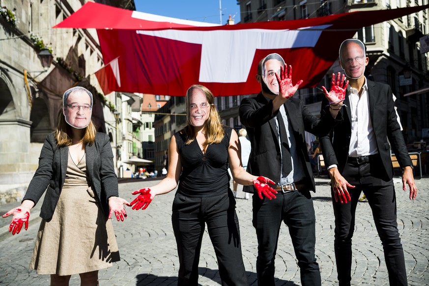 Quatre militants deguises avec des masques representant Guy Parmelin, Ueli Maurer, Ignazio Cassis, Johann Schneider-Ammann, membres du Conseil federal, font une action organise par le &quot;Groupe pou ...
