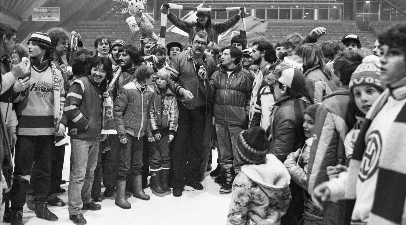 Jubel bei den Arosa-Fans, nachdem sich der EHC Arosa mit einem 7:2-Auswaertssieg am 24. Februar 1982 in Davos gegen seinen Erzrivalen Davos den Meistertitel gesichert hat. Inmitten der Fans wird Train ...