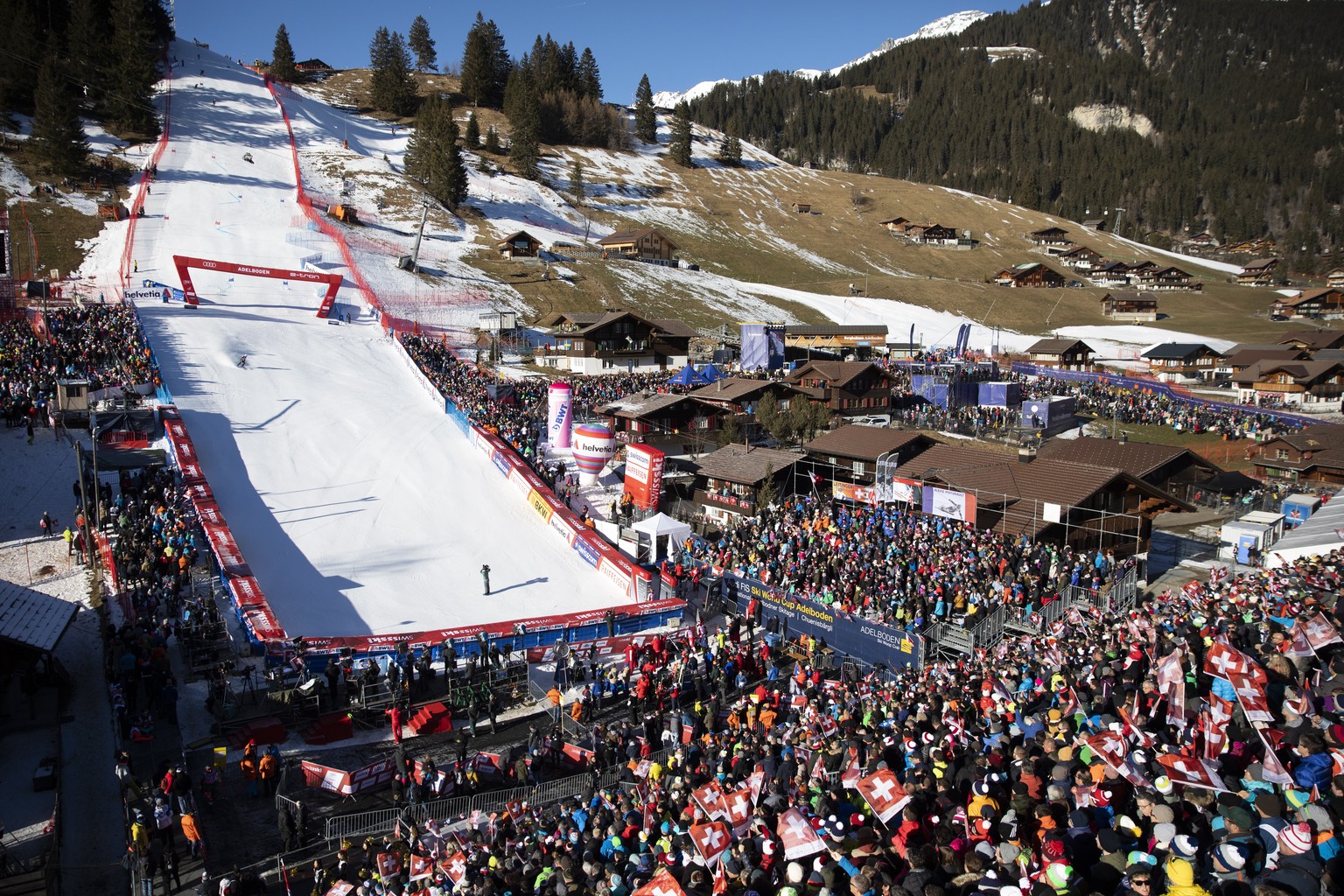 epa08119014 Spectators in the finish area during the first run of the men&#039;s giant slalom raceat the FIS Alpine Skiing World Cup in Adelboden, Switzerland, 11 January 2020. EPA/PETER KLAUNZER