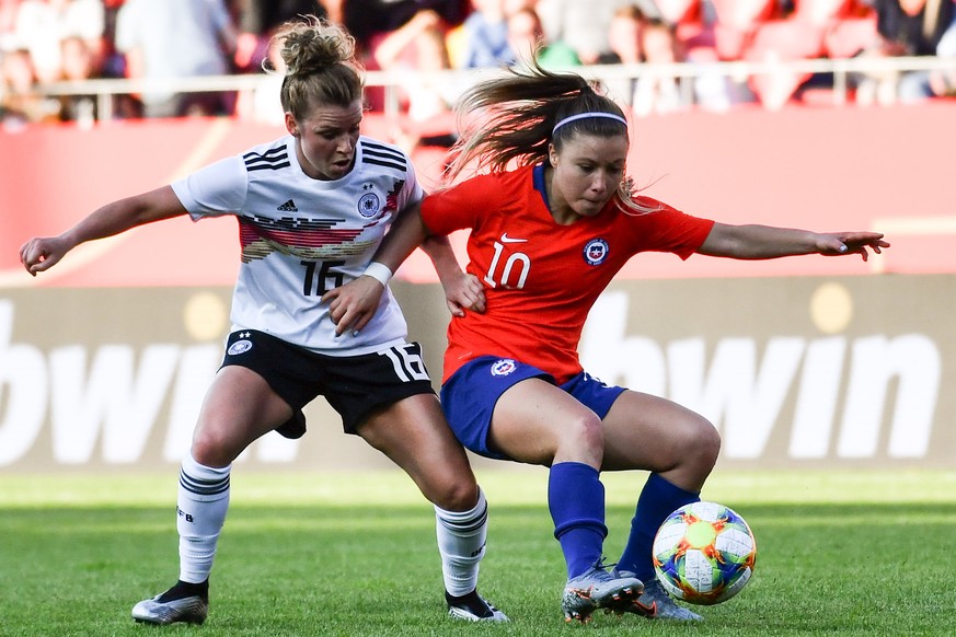 epa07613230 Germany&#039;s Linda Dallmann (L) in action against Chile&#039;s Yanara Aedo during the Women&#039;s international soccer friendly match between Germany and Chile in Regensburg, Germany, 3 ...