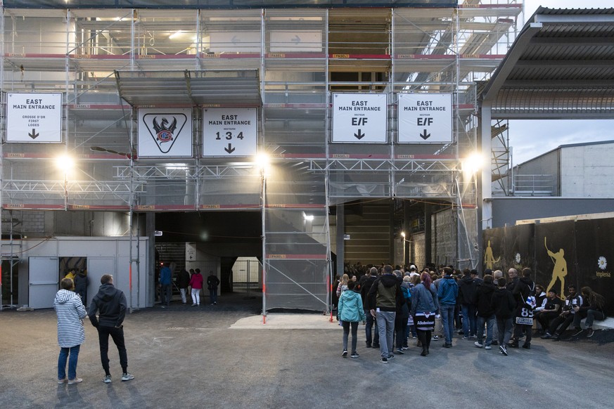 Zuschauer warten vor dem Haupteingang auf den Einlass, vor dem Eishockey Meisterschaftsspiel der National League zwischen dem HC Fribourg Gotteron und dem SC Bern, am Dienstag, 1. Oktober 2019, in der ...