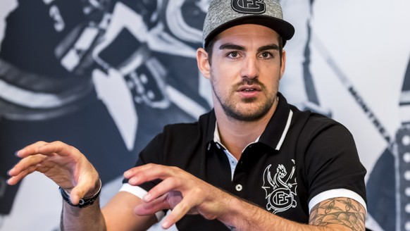 Reto Berra, neuer Torhueter des HC Fribourg-Gotteron, spricht an einer Medienkonferenz in Fribourg, am Freitag, 28. April 2017. (KEYSTONE/Thomas Hodel)