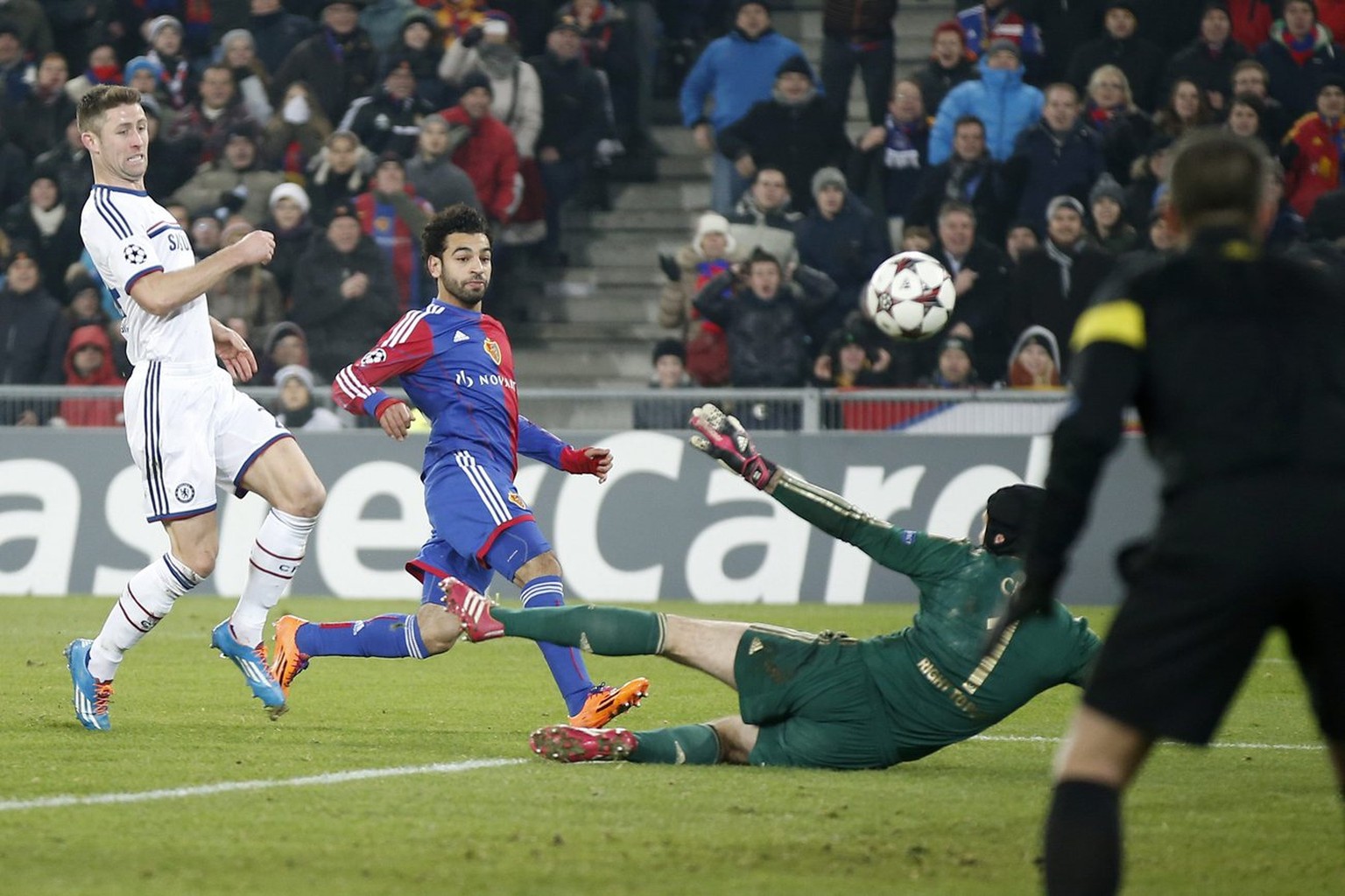 Basel&#039;s Mohamed Salah scores the 1-0 against Chelsea&#039;s goalkeeper Petr Cech during an UEFA Champions League group E group stage matchday 5 soccer match between Switzerland&#039;s FC Basel 18 ...