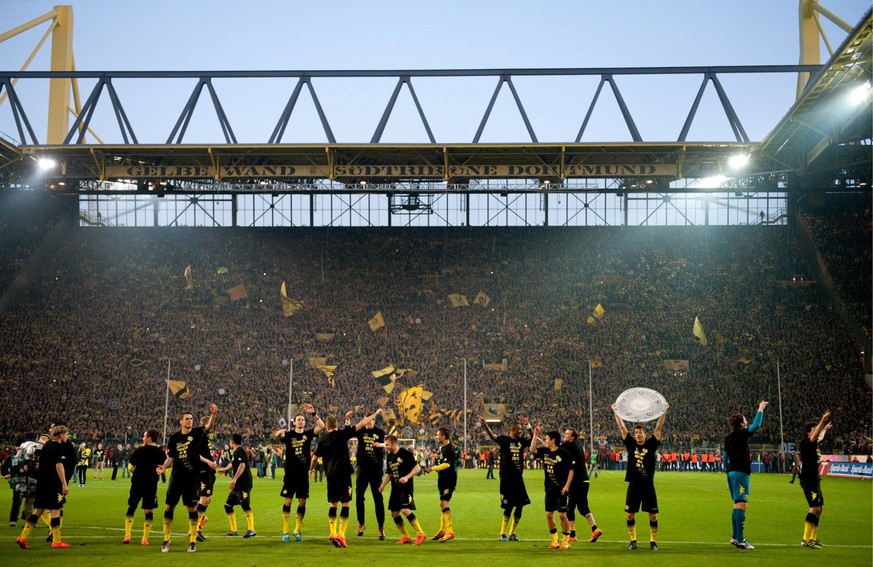 epa03191675 Dortmund players celebrate the championship after the Bundesliga soccer match between Borussia Dortmund and Borussia Moenchengladbach at the Signal Iduna Park in Dortmund, Germany, 21 Apri ...