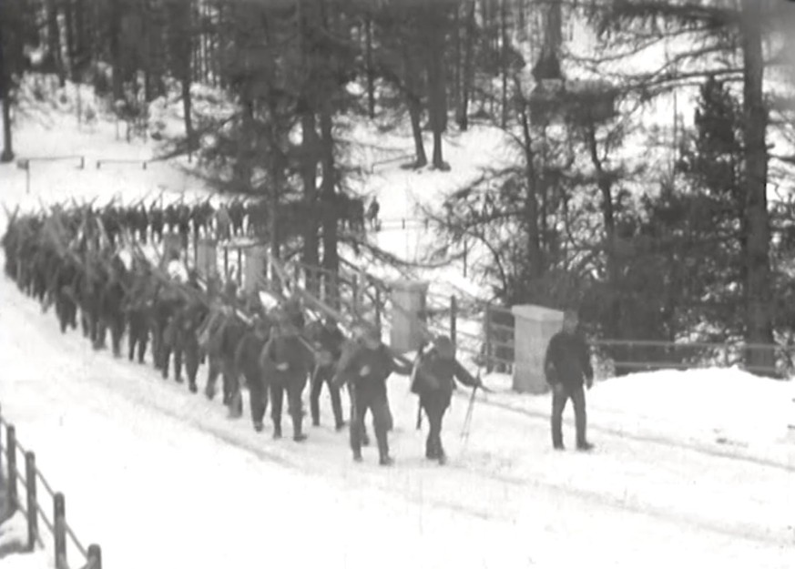 Screenshot aus &quot;Skikurs B II&quot;, Skikurs von Schweizer Soldaten im Gebiet der Diavolezza, 1940.
https://www.historic.admin.ch/media/video/ca0ddf18-ec7c-4aa2-b36e-e7e36265209b