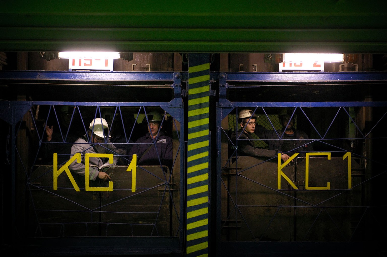 56 Prozent der Einwohner von Norilsk arbeiten in der lokalen Metallindustrie. Drei von vier Minen sind unter Tage, das Tunnelsystem ist über 800 Kilometer lang. Im Zuge der Privatisierung in den 90ern wurde die Industrie in Norilsk zu Preisen weit unter Marktwert an Oligarchen verscherbelt. Seither wird der Raubbau an Mensch und Natur noch intensiviert – unter anderem auch von Roman Abramowitsch, dem 7,3 Prozent der Betreiberfirma Nornickel gehört.