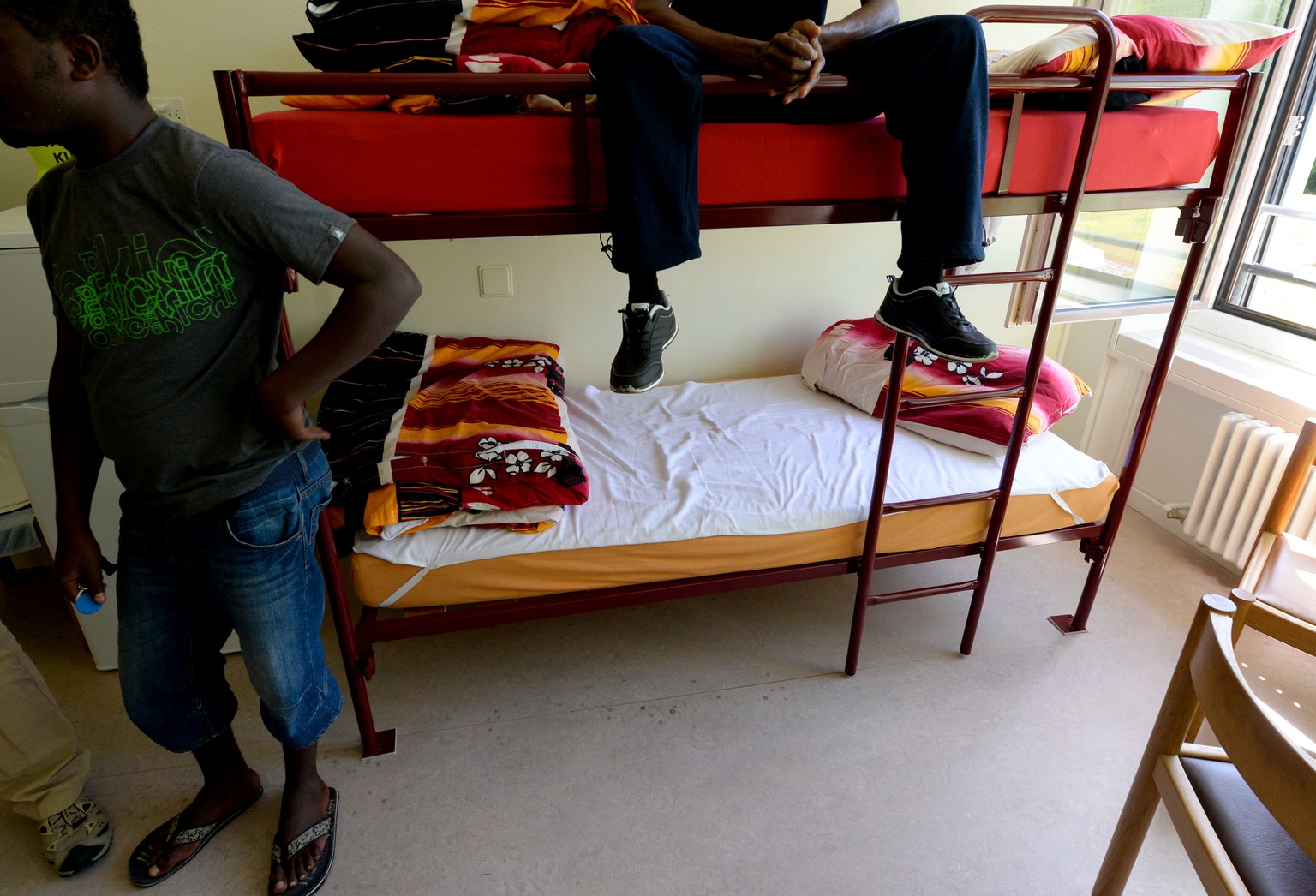 Asylbewerber in ihrem Zimmer im neuen Asylzentrum Hirschpark in Luzern.