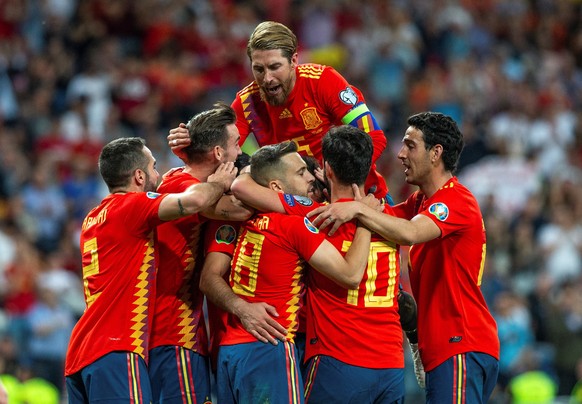 epa07639753 Spain&#039;s players celebrate the 3-0 lead during the UEFA EURO 2020 qualifying soccer match between Spain and Sweden at the Santiago Bernabeu stadium in Madrid, Spain, 10 June 2019. EPA/ ...