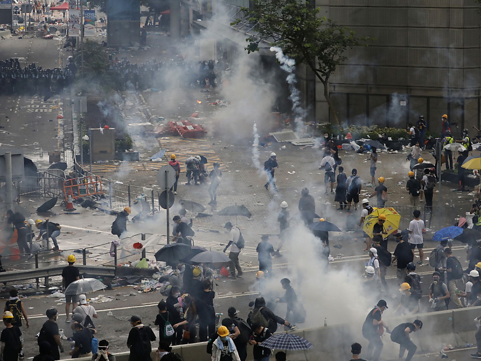 Nach Ausschreitungen am Mittwoch während Protesten gegen ein neues Auslieferungsgesetz ist es am Donnerstag in Hongkong zunächst ruhig geblieben. (Archivbild)