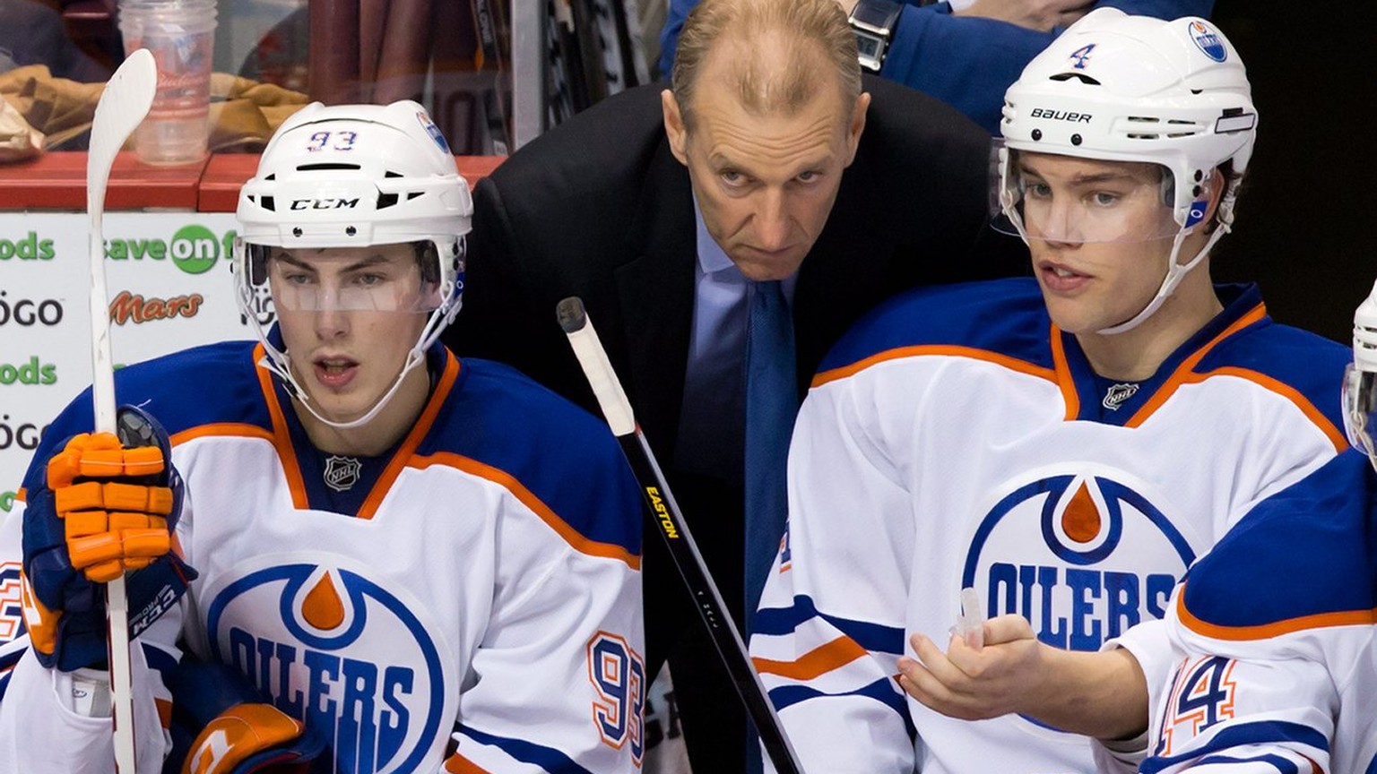 Edmonton Oilers&#039; head coach Ralph Krueger, centre, talks to Taylor Hall, right, as Ryan Nugent-Hopkins, looks on during the third period of an NHL hockey game against the Vancouver Canucks in Van ...