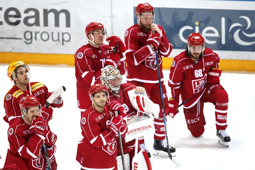 Les joueurs lausannois montrent leur deception apres avoir perdu contre Davos, lors du 1er match du quart de finale de play off du championnat suisse de hockey sur glace de National League LNA, entre  ...
