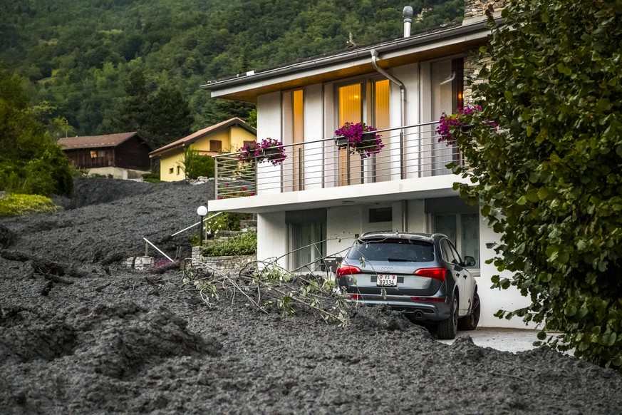 Une vue montre la riviere, la Losentse, qui est sortie de son lit et qui a provoque une coulee de boue ce mardi 7 aout 2018 dans le village de Chamoson en Valais. (KEYSTONE/Maxime Schmid)