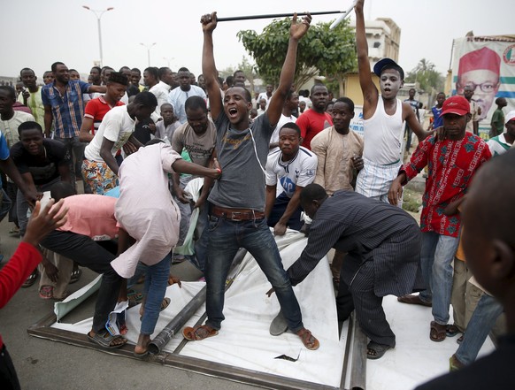 Anhänger von&nbsp;Oppositionskandidat Muhammadu Buhari feiern auf den Strassen.