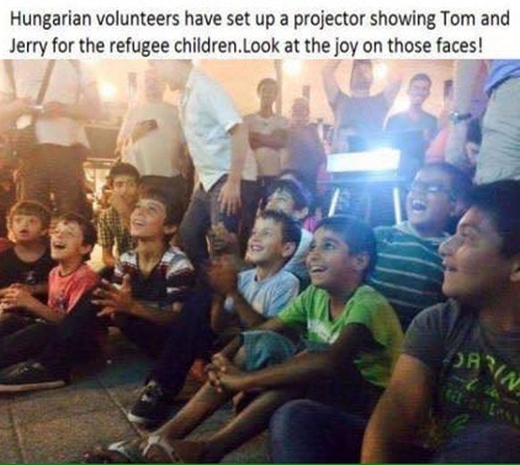 Ungarische Freiwillige haben einen Filmabend organisiert, an dem sie Flüchtlingskindern «Tom &amp; Jerry» zeigen.