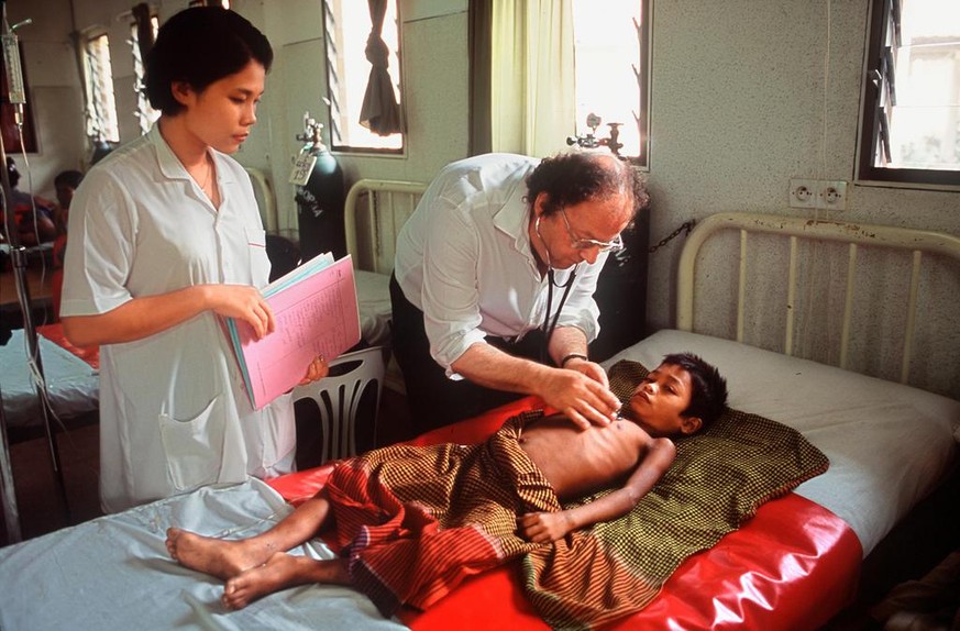 Dr. Beat Richner untersucht einen jungen Patienten in der Tuberkulose-Abteilung seines Kinderspitals in Siam Reap. &nbsp;