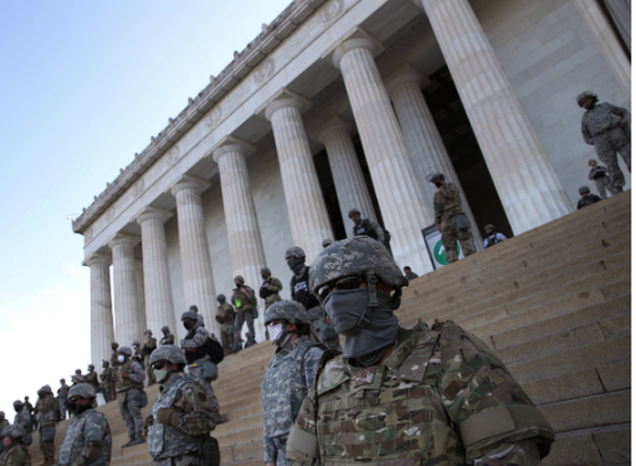 Davor graut es den Militärs: Soldaten der National Garde bewachen das Lincoln Memorial in Washington.
