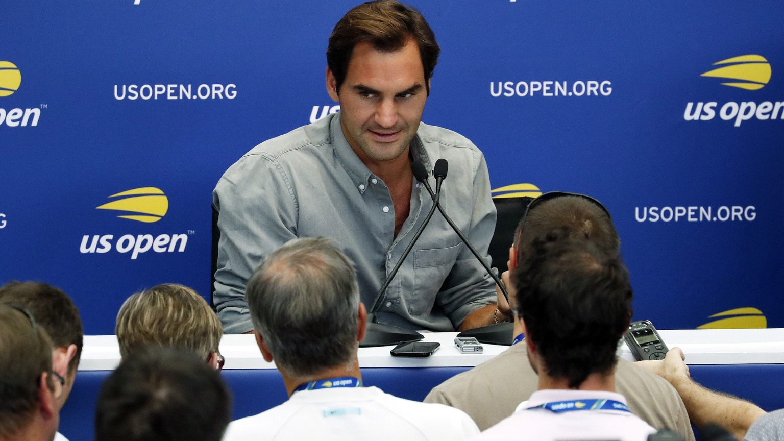 epa06969385 Swiss tennis player Roger Federer (C) addresses the media during media day inside Armstrong stadium at the 2018 US Open Tennis Championships at the USTA National Tennis Center in Flushing  ...