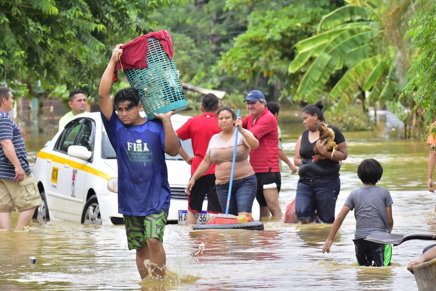 epa08803727 Inhabitants of the La Democracia neighborhood remove their belongings from their homes flooded by Hurricane Eta, in the city of El Progreso, department of Yoro, Honduras, 06 November 2020. ...
