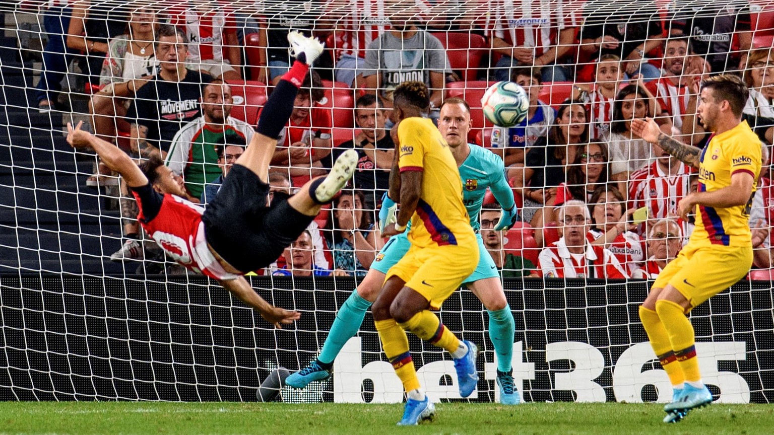 epa07776793 Athletic Bilbao&#039;s striker Aritz Aduriz (L) scores the first goal against FC Barcelona during a Spanish LaLiga soccer match between Athletic Bilbao and FC Barcelona at the San Mames st ...