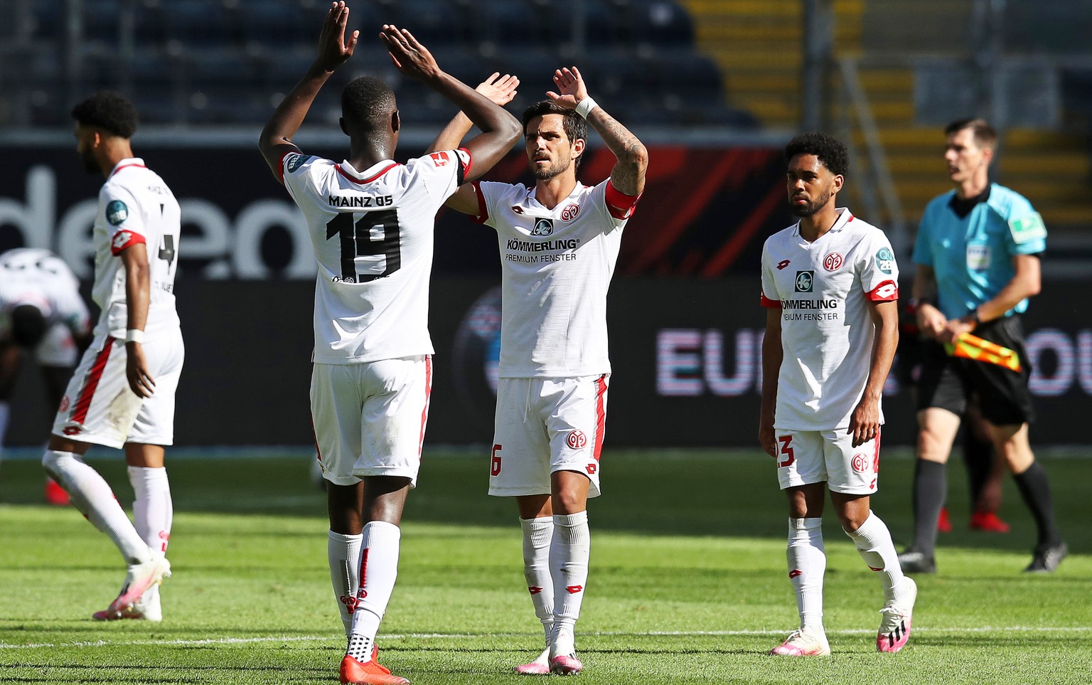 epa08469367 Mainz players Moussa Niakhate (2-L) and Danny Latza (C) celebrate after winning the German Bundesliga soccer match between Eintracht Frankfurt and FSV Mainz 05 in Frankfurt Main, Germany,  ...