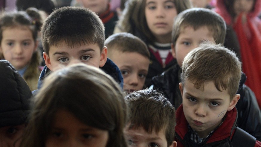 epa04623116 A picture made available on 16 February 2015 showing Kosovo children in an elementary school in Pristina, the capital Kosovo, 13 February 2015. The number of Kosovo residents migrating to  ...