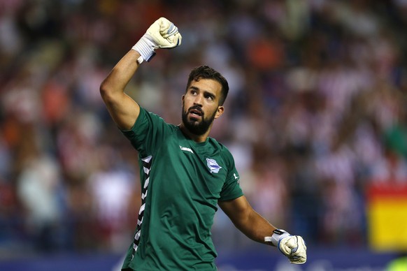 Alaves&#039; goalkeeper Fernando Pacheco gestures to supporters at the end of the Spanish La Liga soccer match between Atletico Madrid and Alaves at the Vicente Calderon stadium in Madrid, Sunday, Aug ...