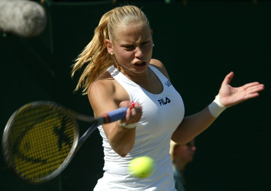 WIM84 - 20020626 - WIMBLEDON, UNITED KINGDOM : Yugoslav Jelena Dokic plays a forehand during the second round match against Czech Kveta Hrdlickova at the Wimbledon Tennis Championships, 26 June 2002.  ...