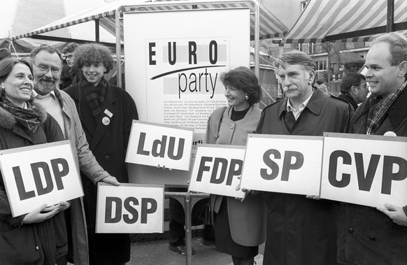 Die den EWR befuerwortenden Parteien aus den beiden Basler Halbkantonen veranstalten eine &#039;Euro-Party&#039; auf dem Barfuesserplatz in Basel, aufgenommen am 14. November 1992. (KEYSTONE/Michael K ...