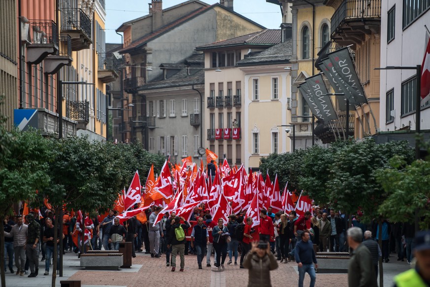 About 3,000 construction workers demonstrate for an extension of their collective agreement with the master builders organisation and an increase in wages on Monday, October 15, 2018, in Bellinzona, S ...