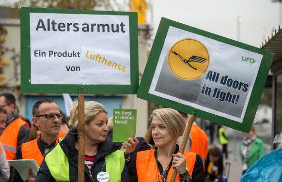 Mitarbeiterinnen der Lufthansa protestieren.