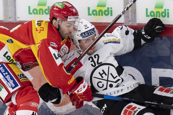 Biels Luca Cunti, links, kaempf um den Puck gegen Luganos Brend Wolf, rechts, waehrend dem Meisterschaftsspiel der National League zwischen dem EHC Biel und dem HC Lugano, am Freitag, 27. November 202 ...