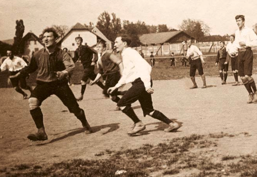Kantersieg: Der FC Basel (in den dunklen Shirts) beim 5:0-Sieg gegen den Nachbarn aus Mülhausen im Jahr 1906.&nbsp;&nbsp;
