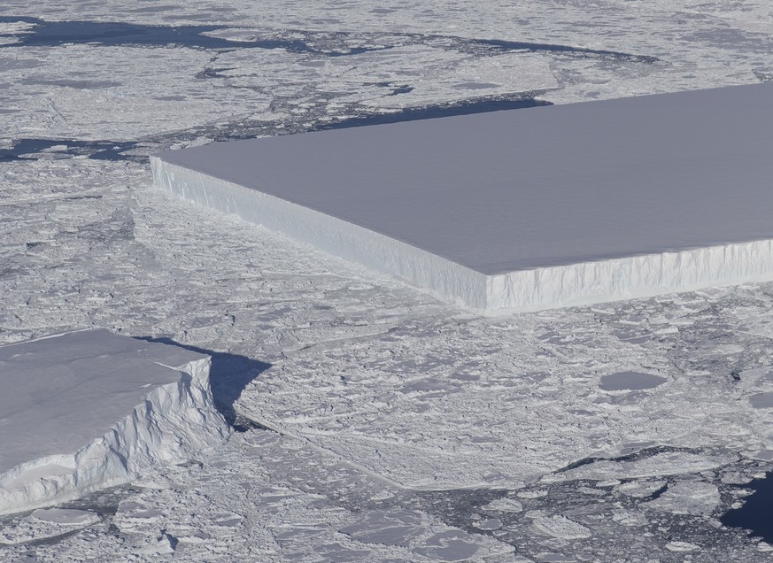 Forscher der US-Raumfahrtagentur Nasa haben bei einem Flug über die Antarktis einen rechteckigen Eisberg fotografiert. Bei dem sogenannten Tafeleisberg handle es sich um einen seltenen Fund, so die Wi ...