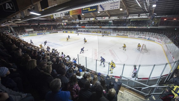 Das ausverkaufte Spiel des Eishockey Cup 1/16 Final Spiel zwischen dem SC Langenthal aus der NLB, und dem SC Bern aus der National League A, am Mittwoch 30. September 2015 in der Eishalle Schoren in L ...