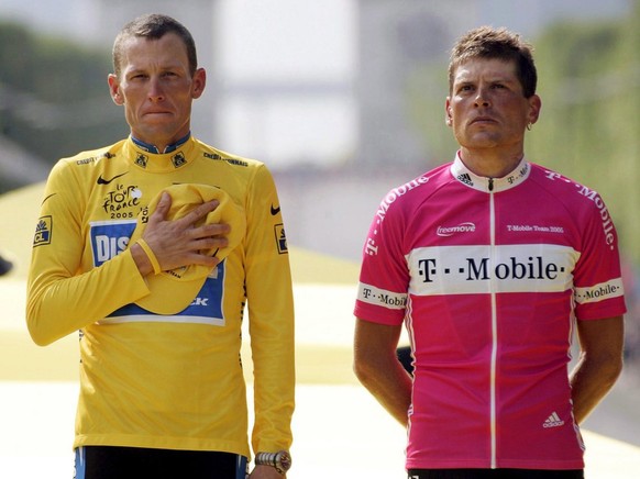 epa03369560 (FILE) A file picture dated 24 July 2005 shows Tour de France winner American Lance Armstrong (L) of Discovery Channel Team and third placed German Jan Ullrich (R) of the T-Mobile Team on  ...