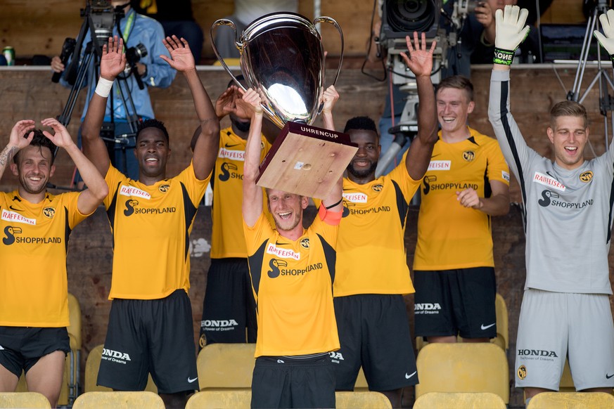 Berns Fabian Lustenberger mit dem Uhrencup Pokal am Uhrencup zwischen dem BSC Young Boys und dem Crystal Palace FC, am Samstag, 13. Juli 2019, im Stadion Neufeld in Bern. (KEYSTONE/Daniel Teuscher)