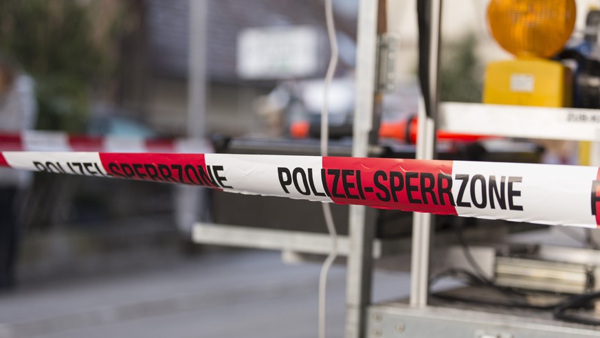 Eine Polizeiabsperrung nach einerm Toetungsdelikt in Hemmental, am Montag, 14. Dezember 2015. In einer Wohnung in Hemmental im Kanton Schaffhausen hat die Polizei am spaeten Sonntagabend zwei Maenner  ...