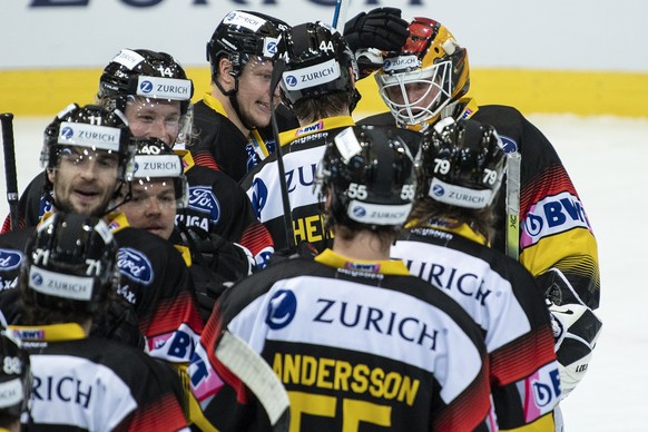 Berns Spieler feiern ihren Sieg im Eishockey Cup Achtelfinalspiel zwischen dem SC Bern und dem HC Davos, am Sonntag, 25. Oktober 2020, in der PostFinance Arena in Bern. (KEYSTONE/Peter Schneider)