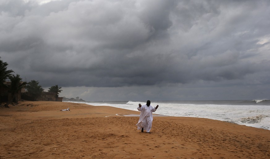 Ein Gläubiger der Gemeinde Aladura betet am Strand von Monrovia.&nbsp;