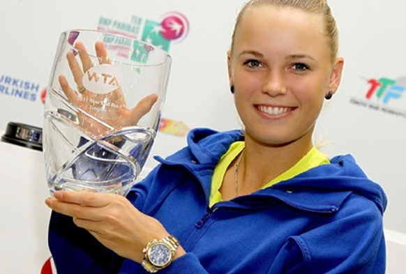 Caroline Wozniacki bekommt als WTA-Weltnummer 1 eine Vase für einen Gegenwert von einem Franken. Pokal: WTA.