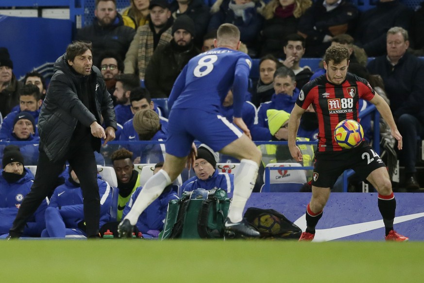 Chelsea mananger Antonio Conte, left, shouts instructions as Chelsea&#039;s Ross Barkley, center, and Bournemouth&#039;s Ryan Fraser compete for the ball during the English Premier League soccer match ...