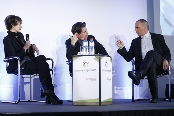 Yanis Varoufakis (rechts) im Gespräch mit Moderator Stefan Klapproth und alt Bundesrätin Micheline Calmy-Rey.