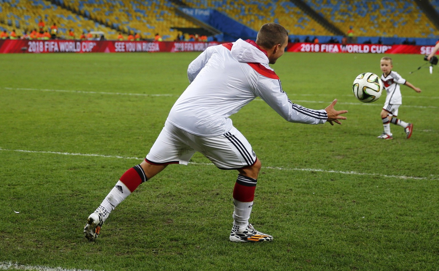 Lukas Podolski pariert nach dem Spiel einen Schuss seines Sprösslings Louis.