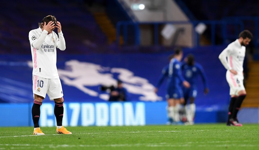 epa09179836 Luka Modric (L) of Real Madrid reacts after Chelsea scored the 2-0 during the UEFA Champions League semi final, second leg soccer match between Chelsea FC and Real Madrid in London, Britai ...