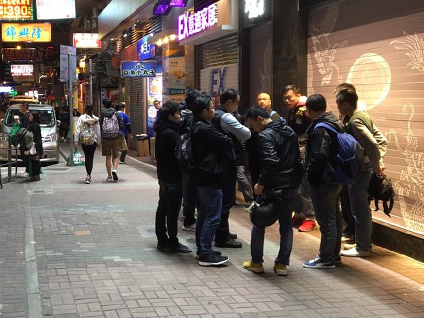 Polizeieinheiten in Mongkok am Dienstagabend: Das Hongkonger-Viertel ist im Ausnahmezustand.
